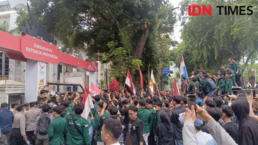 Massa Mahasiswa di DPRD Sumut Mulai Goyang Pagar