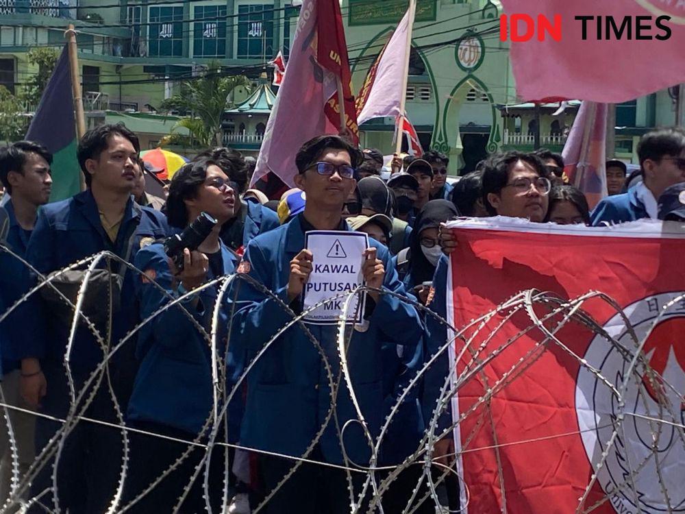 Umpatan untuk DPR dan Jokowi Menggema di Depan DPRD Jatim