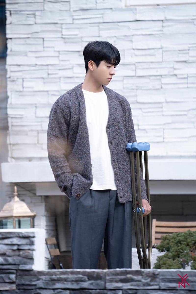 potret outfit Chae Jong Hyeop di drakor Serendipity's Embrace (naver.com/YNK엔터테인먼트 )