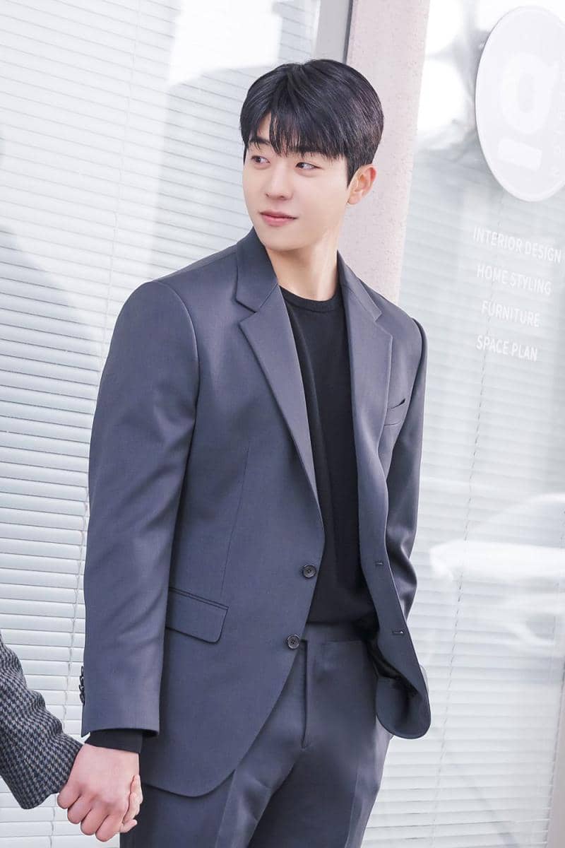 potret outfit Chae Jong Hyeop di drakor Serendipity's Embrace (naver.com/YNK엔터테인먼트 )