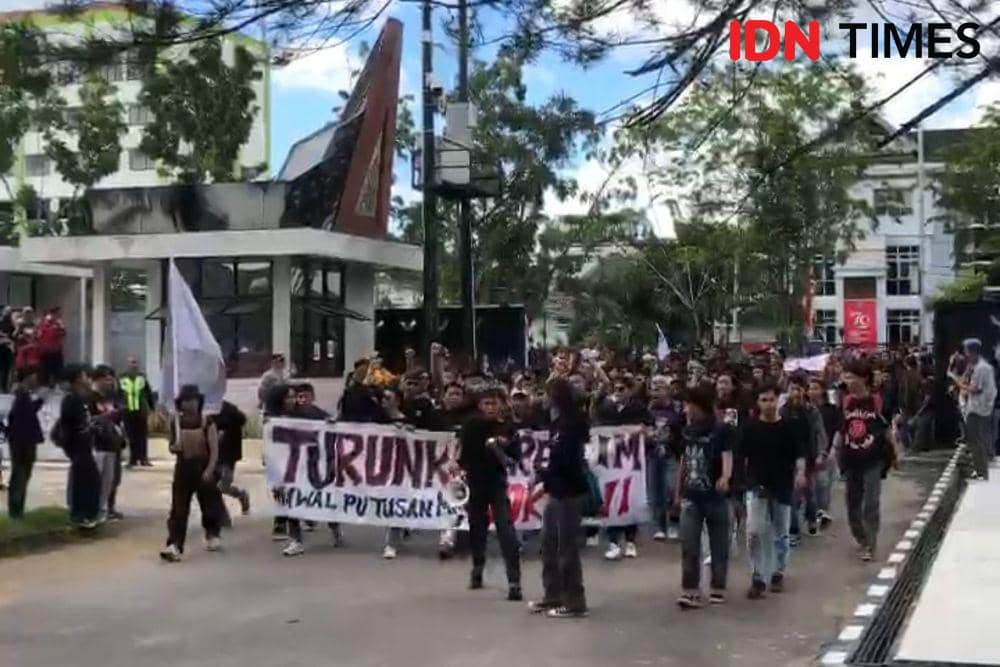 Kawal Putusan MK, Ratusan Mahasiswa Demo Kantor DPRD Kalbar