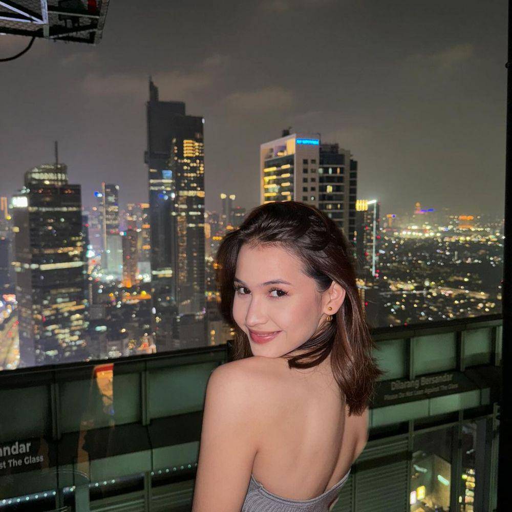 potret Sandrinna dengan off shoulders dress (instagram.com/juniorrobertss)
