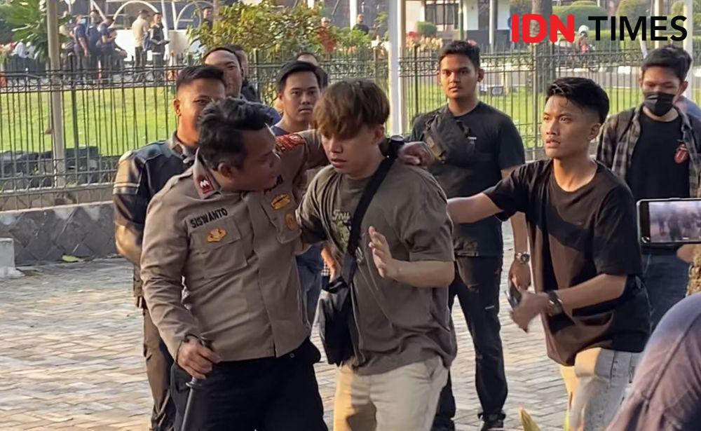 Menangkapi yang Merangsek ke Gedung Dewan, Mengintimidasi Peliput