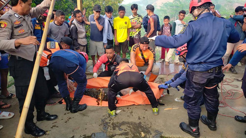 Evakuasi mayat pria tersangkut di PLTA Sukabumi (IDN Times/Istimewa)