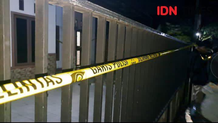 Rumah tersebut kini dipasang garis polisi. (IDN Times/Teri).