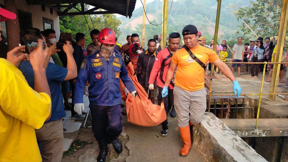 Geger! Mayat Pria Tersangkut di PLTA Cikuya Sukabumi