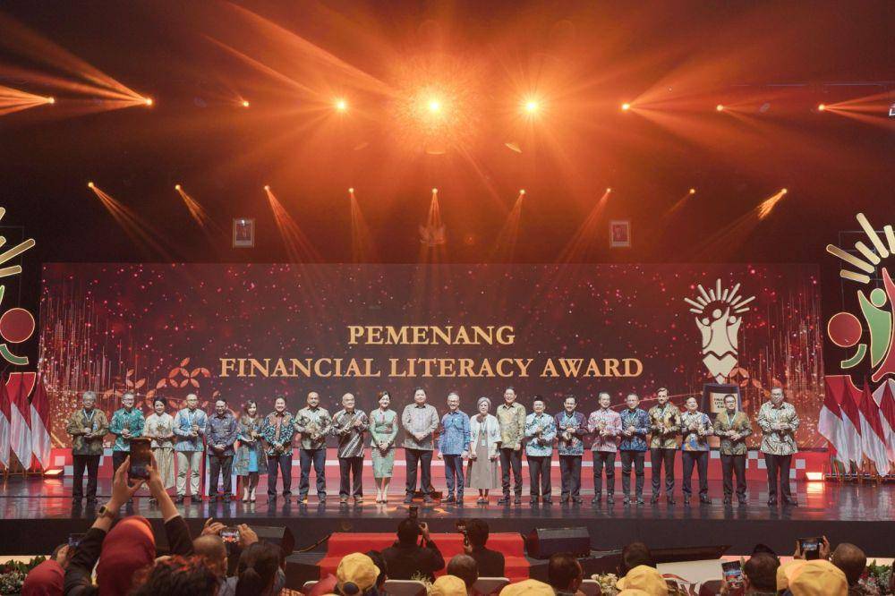 PT Pegadaian meraih penghargaan Program Literasi Finansial Terbaik pada Financial Literacy Awards 2024 yang diselenggarakan Otoritas Jasa Keuangan (OJK). (Dok. Pegadaian)