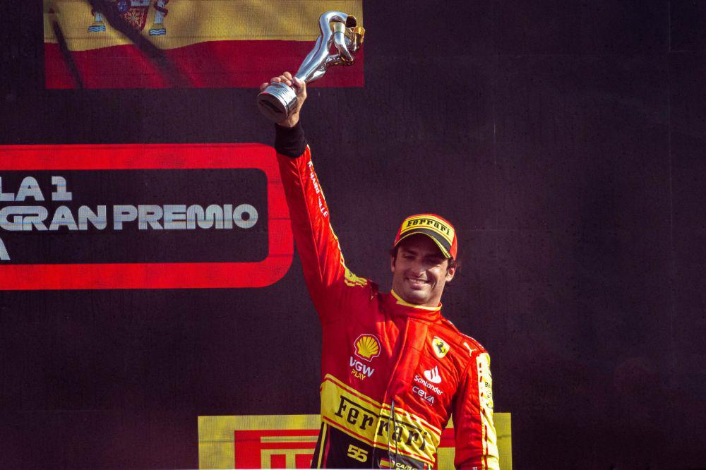 Carlos Sainz mengangkat trofi juara ketiga di GP Italia 2023. (twitter.com/Carlos Sainz)