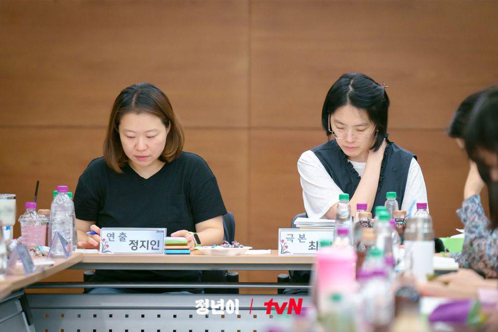 sutradara Jung Ji In dan penulis Choi Hyo Bi di pembacaan naskah drama Jeong Nyeon: The Star is Born (dok. tvN)