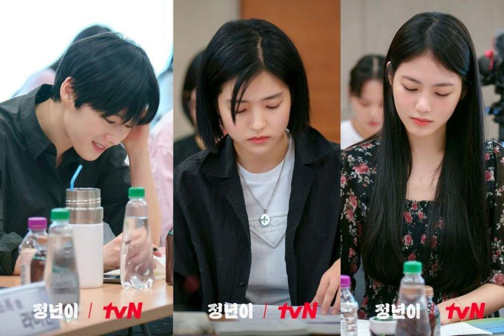 Jung Eun Chae, Kim Tae Ri, dan Shin Ye Eun di pembacaan naskah drama Jeong Nyeon: The Star is Born (dok. tvN)