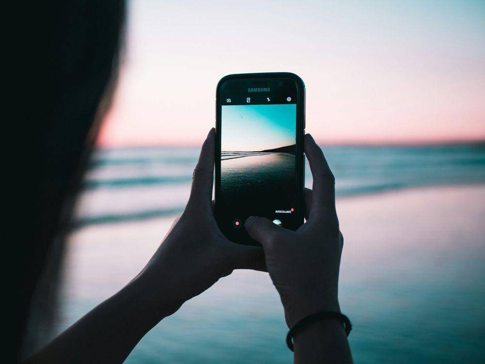 Ilustrasi kamera HP (unsplash.com/Cyriac Jannel)