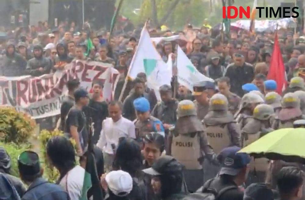 Salah satu anggota DPRD Kalbar temui demonstran hujan-hujanan. (IDN Times/Teri).