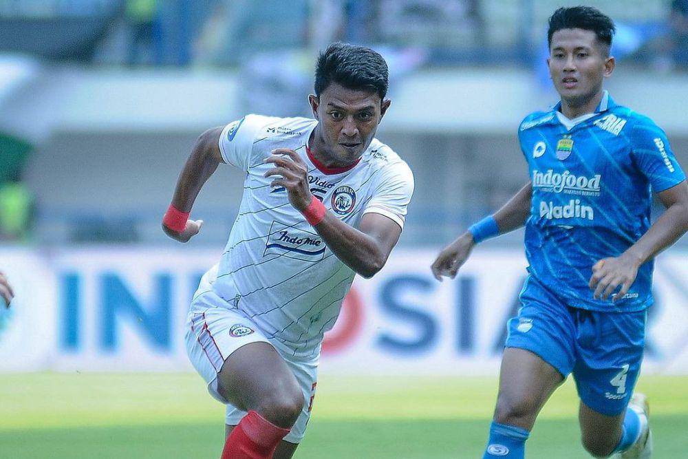 Dedik Setiawan saat membela Arema FC melawan Persib Bandung pada putaran kedua Liga 1 2023/2024. (instagram.com/aremafcofficial)