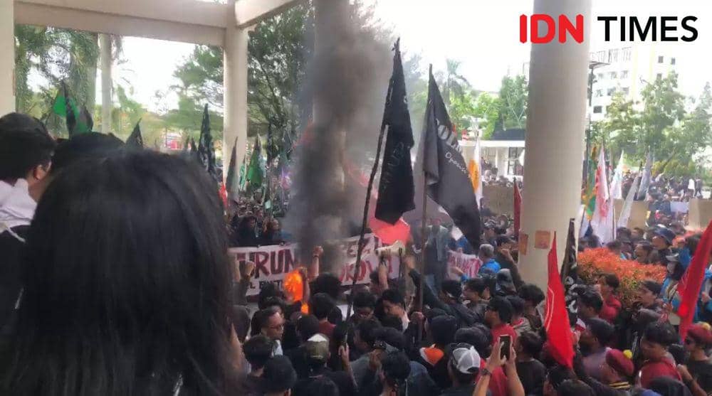 Demonstran sempat bakar ban dan lempar-lemparan. (IDN Times/Teri).