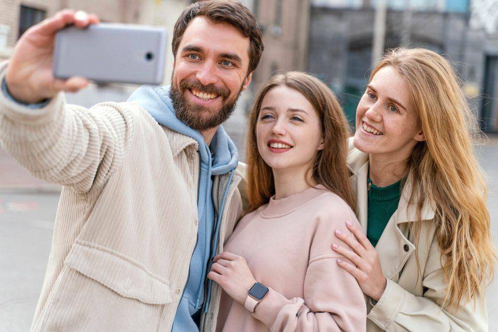 ilustrasi selfie (freepik.com/freepik)