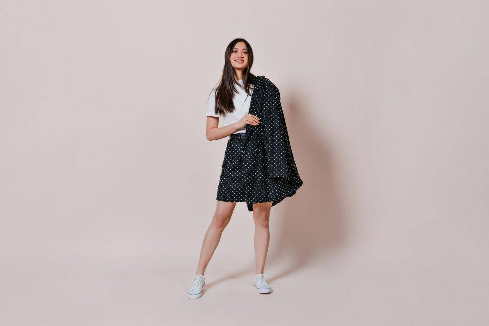 ilustrasi fashion dengan rok (freepik.com/lookstudio)