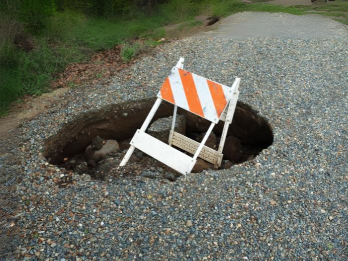 Perempuan di Malaysia Terjeblos ke Sinkhole Sedalam 8 Meter