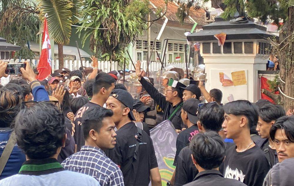 Aparat saat memukul mundur massa di Sukabumi (IDN Times/Siti Fatimah)
