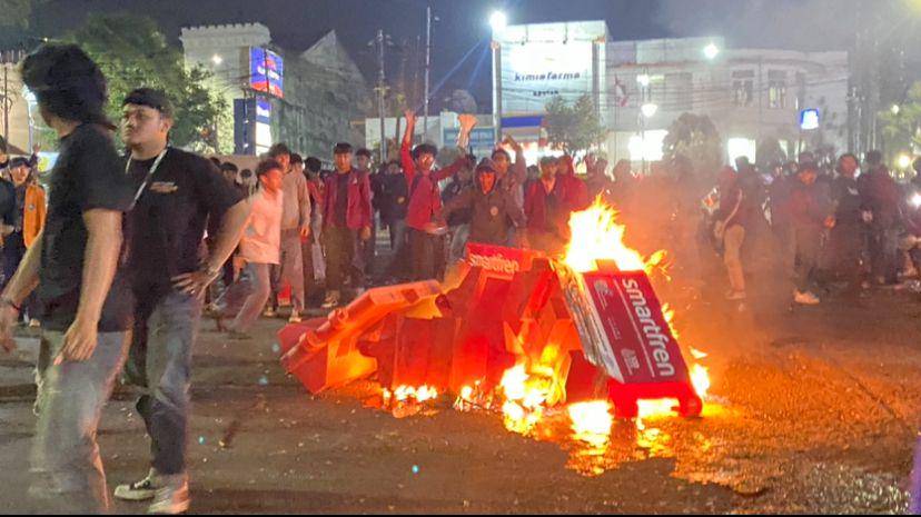Massa bakar warer barrier di Tugu Adipura (IDN Times/Siti Fatimah)