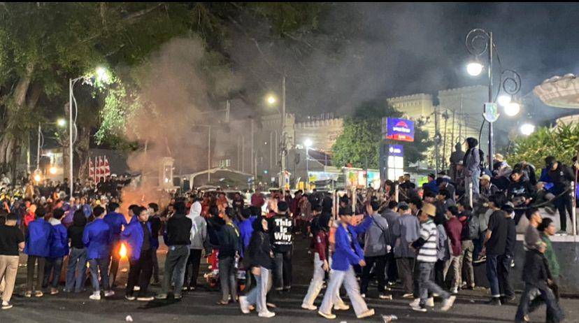 Massa bertahan hingga malam di Tugu Adipura (IDN Times/Siti Fatimah)