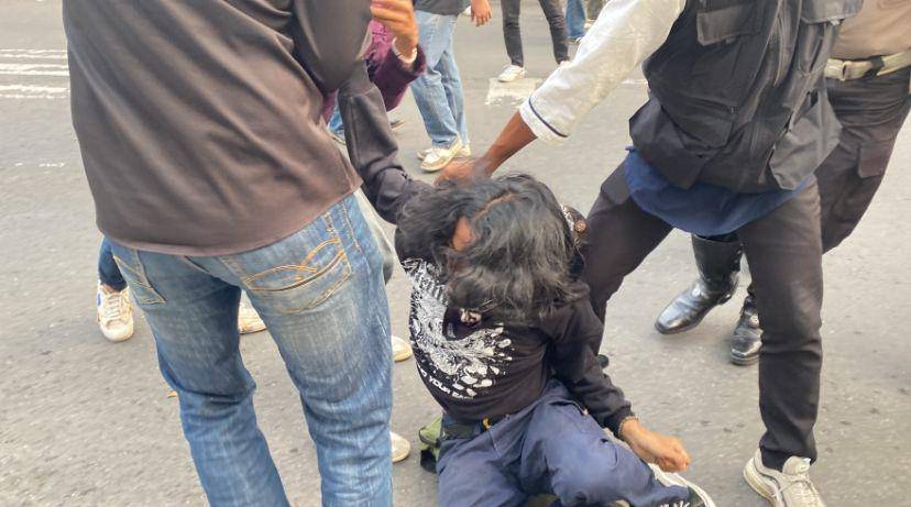 Massa terlibat adu jotos dengan terduga kelompok berbaju hitam (IDN Times/Siti Fatimah)