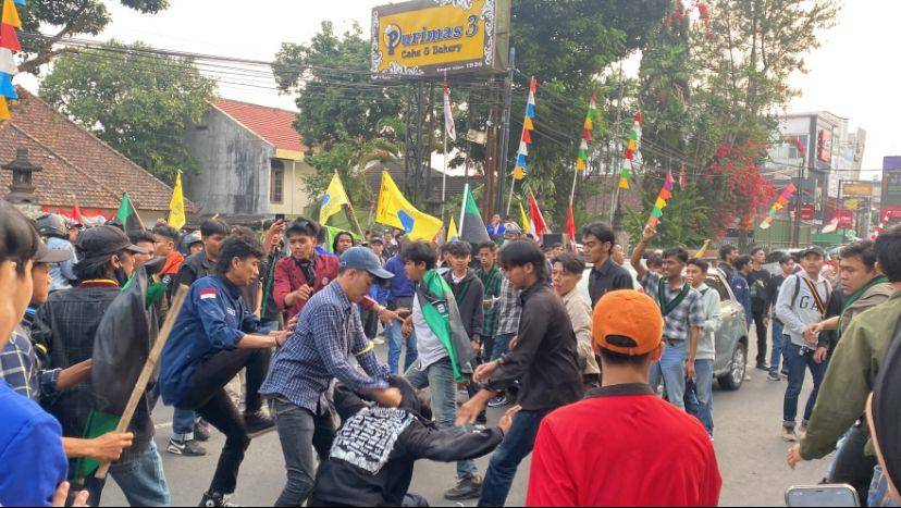 Bentrok mahasiswa dengan terduga penyusup di Sukabumi (IDN Times/Siti Fatimah)
