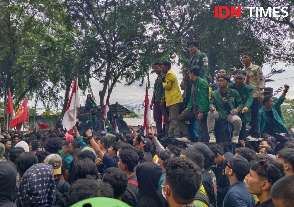 Mahasiswa Bentrok dengan Polisi di DPRD Sumut