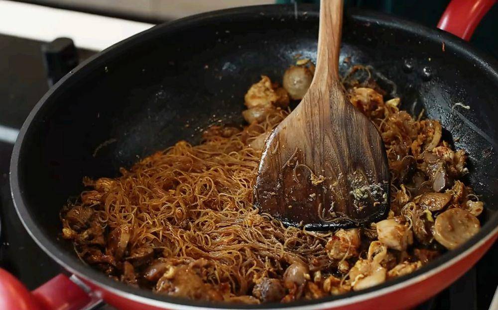 ilustrasi memasak bihun goreng bakso (youtube.com/Devina Hermawan)