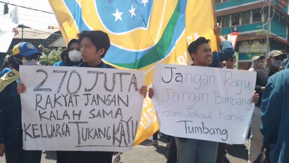 Massa Aksi Kawal Putusan MK Mulai Padati Depan Kantor DPRD Jatim