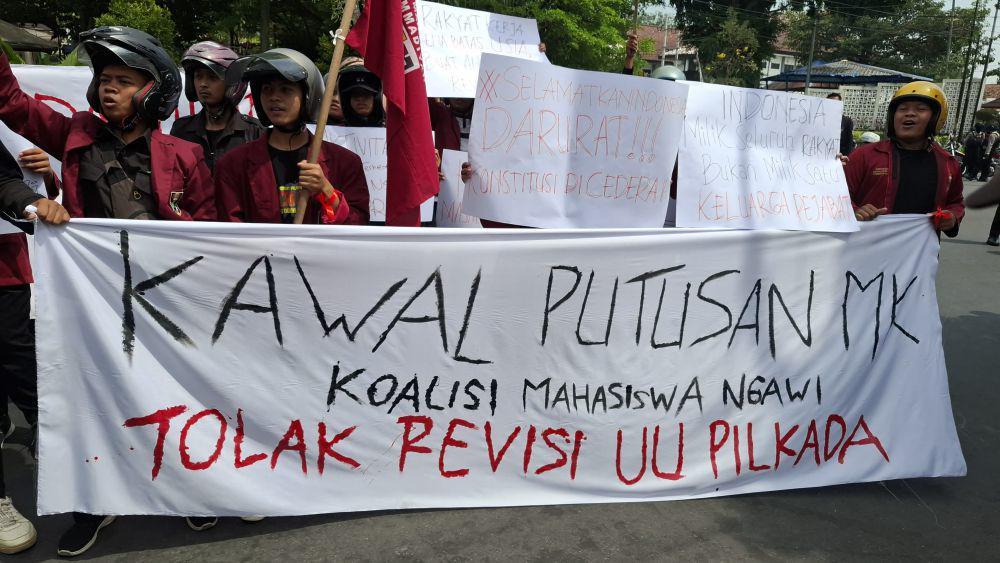 Kawal Putusan MK, Mahasiswa Ngawi Geruduk Kantor DPRD dan KPU