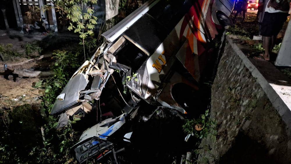 Bus Mira nopol S 7818 US jurusan Surabaya-Yogyakarta tabrak pohon dan terguling ke- subgai di Jalan Raya Ngawi-Solo,. IDN Times/ Riyanto.