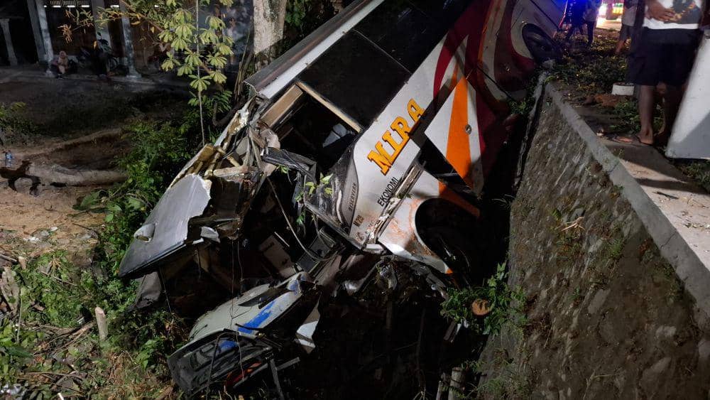 Bus Mira nopol S 7818 US jurusan Surabaya-Yogyakarta tabrak pohon dan terguling ke- subgai di Jalan Raya Ngawi-Solo,. IDN Times/ Riyanto.