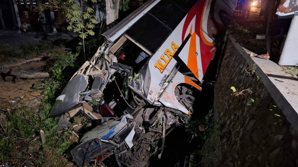 Bus Mira nopol S 7818 US jurusan Surabaya-Yogyakarta tabrak pohon dan terguling ke- subgai di Jalan Raya Ngawi-Solo,. IDN Times/ Riyanto.