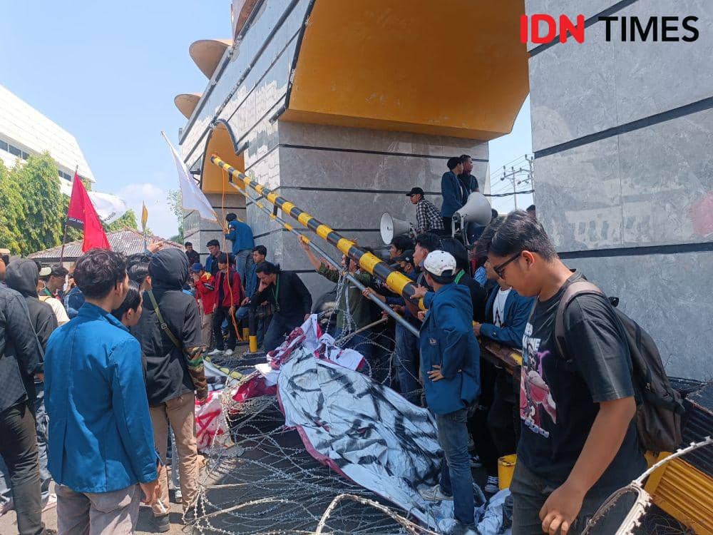 Paksa Masuk Halaman DPRD Lampung, Massa dan Polisi Saling Dorong