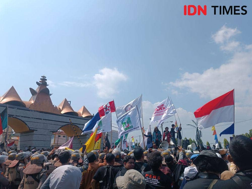 Pendemo tergabung Aliansi Lampung Menggugat menggelar aksi unjuk rasa di depan kantor DPRD Provinsi Lampung, Jumat (23/8/2024). (IDN Times/Tama Yudha Wiguna).