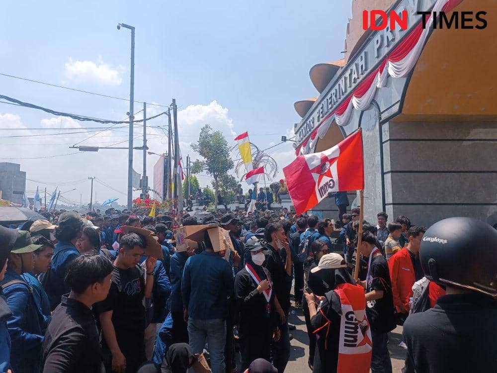 Massa Aliansi Lampung Menggugat mengusung tiga tuntutan dalam aksi unjuk rasa digelar di gedung DPRD Provinsi Lampung, Jumat (23/8/2024). (IDN Times/Tama Yudha Wiguna).