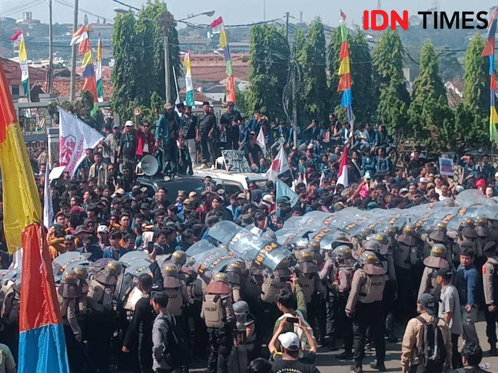 Demo Aliansi Lampung Menggugat Diwarnai Saling Dorong dan Lempar Batu
