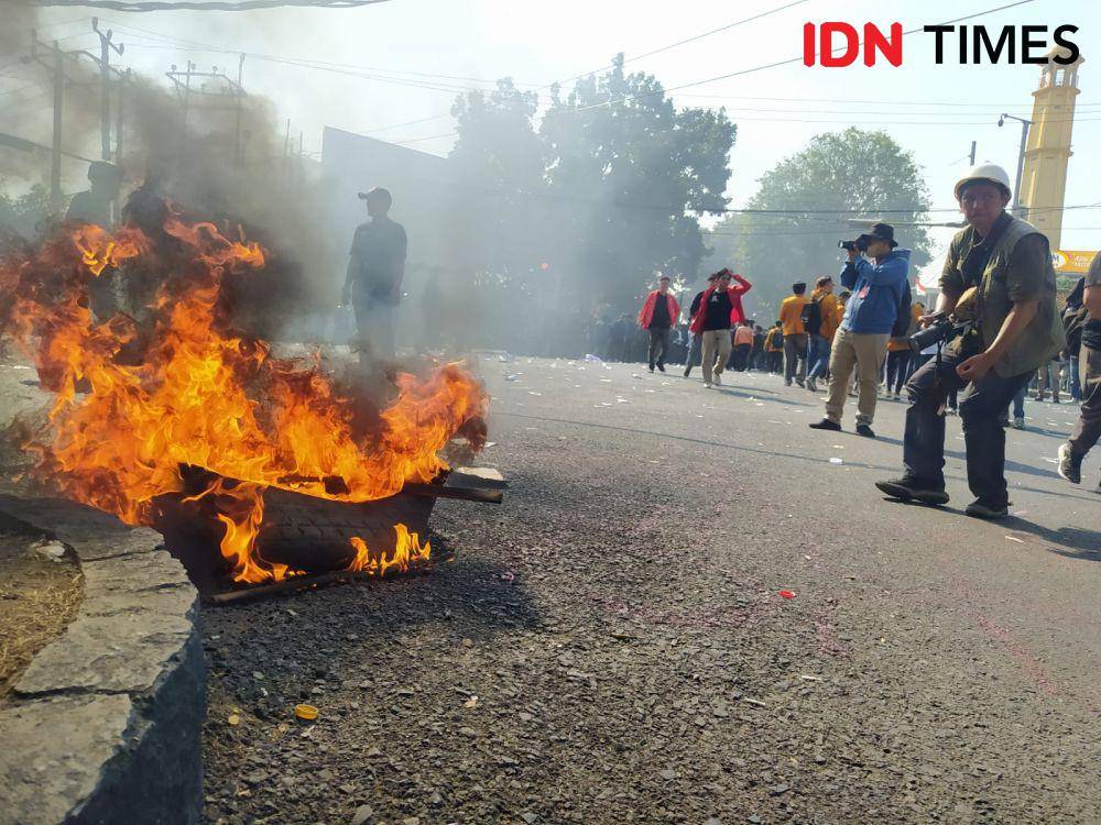 Massa Aliansi Lampung Menggugat membubarkan diri dalam aksi demontrasi digelar di depan gedung DPRD Provinsi Lampung, Jumat (23/8/2024) sekitar pukul 15.00 WIB. (IDN Times/Martin L Tobing)
