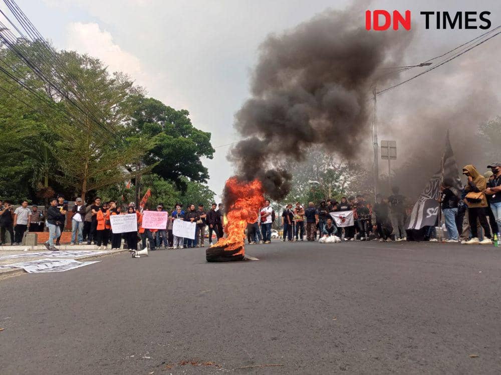 Inin Nastain IDN Times/ Massa Kawal Putusan MK di Majalengka bakar ban