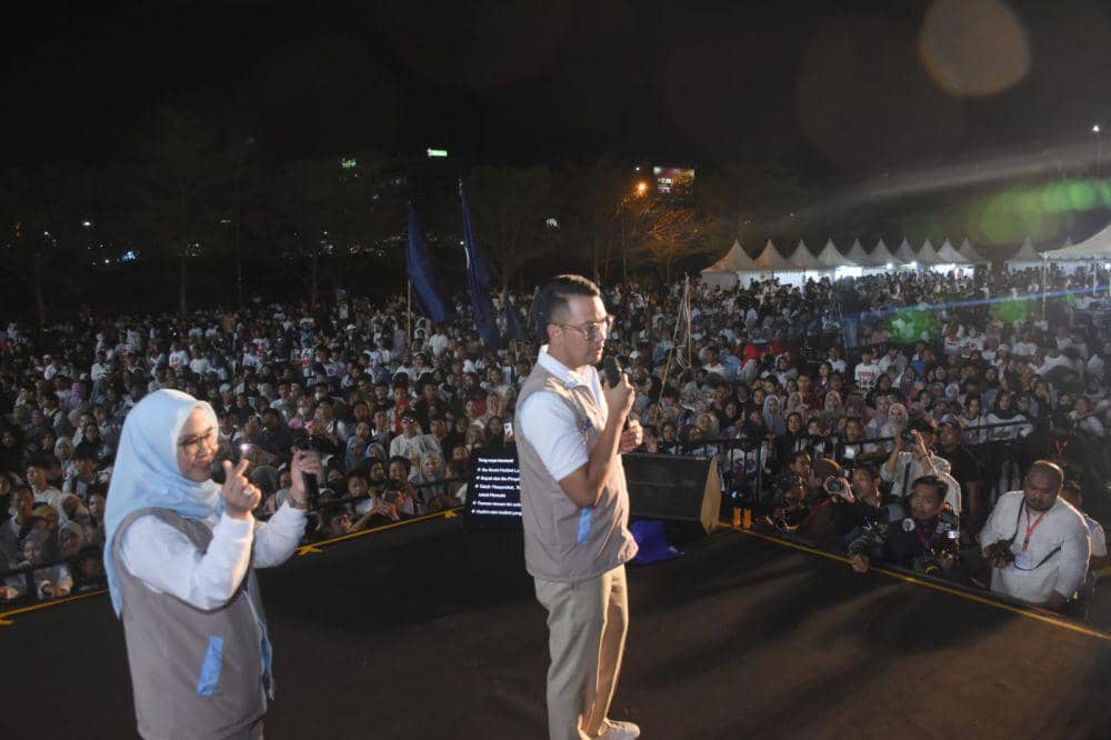 Bakal Calon Wali Kota Makassar Andi Seto Gadhista Asapa serta wakilnya Rezki Mulfiati Lutfi menggelar deklarasi di Parking Lot Mal Phinisi Point, Makassar, Kamis (22/8/2024) malam. (IDN Times/Istimewa)