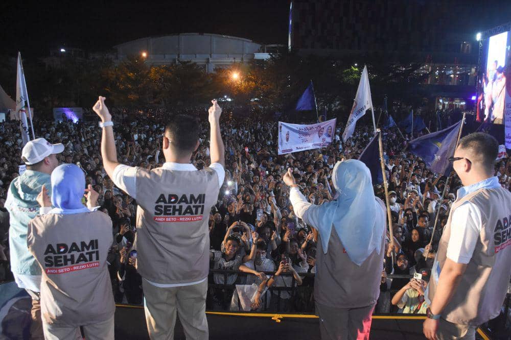 Bakal Calon Wali Kota Makassar Andi Seto Gadhista Asapa serta wakilnya Rezki Mulfiati Lutfi menggelar deklarasi bersama keluarga di Parking Lot Mal Phinisi Point, Makassar, Kamis (22/8/2024) malam. (IDN Times/Istimewa)