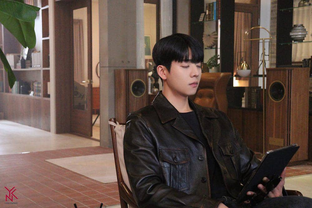 potret outfit Chae Jong Hyeop di drakor Serendipity's Embrace (naver.com/YNK엔터테인먼트 )