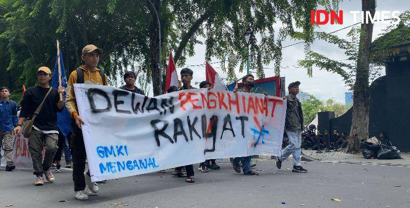 Suasana aksi damai di gedung DPRD Sumut (IDN Times/Indah Permata Sari)