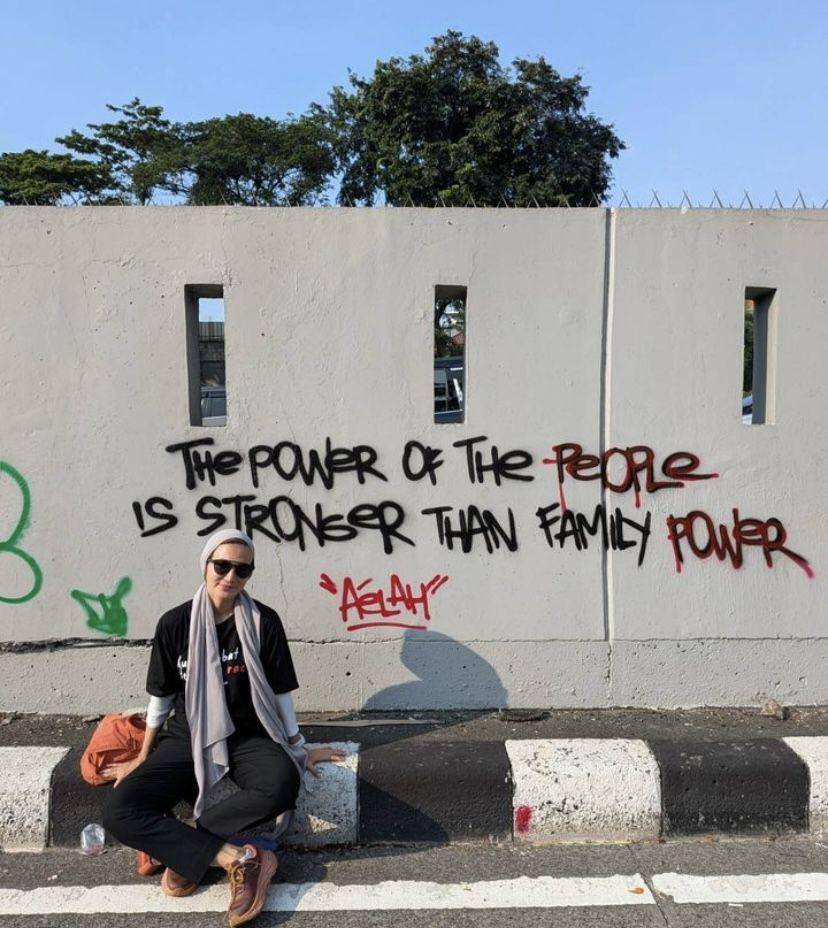 potret Wanda Hamidah ikut demo di DPR bersama kedua anaknya (Instagram.com/wanda_hamidah)