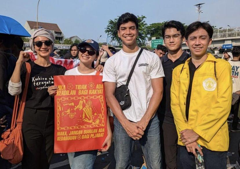 7 Potret Wanda Hamidah Ikut Demo di DPR, Perdana Boyong Kedua Anaknya
