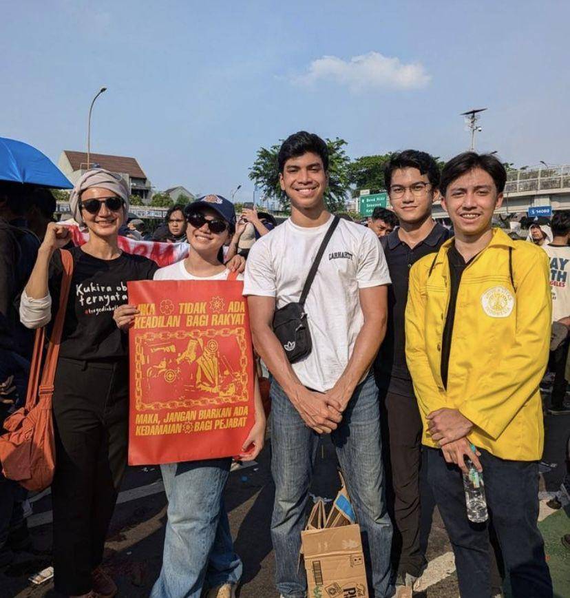 potret Wanda Hamidah ikut demo di DPR bersama kedua anaknya (Instagram.com/wanda_hamidah)