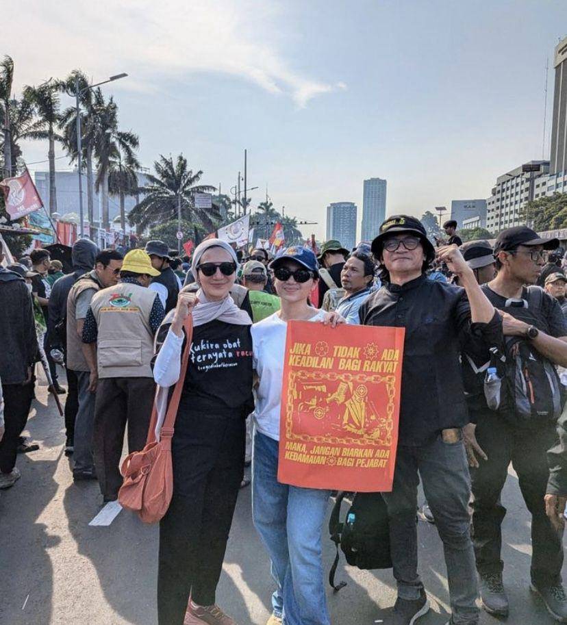 potret Wanda Hamidah ikut demo di DPR bersama kedua anaknya (Instagram.com/wanda_hamidah)