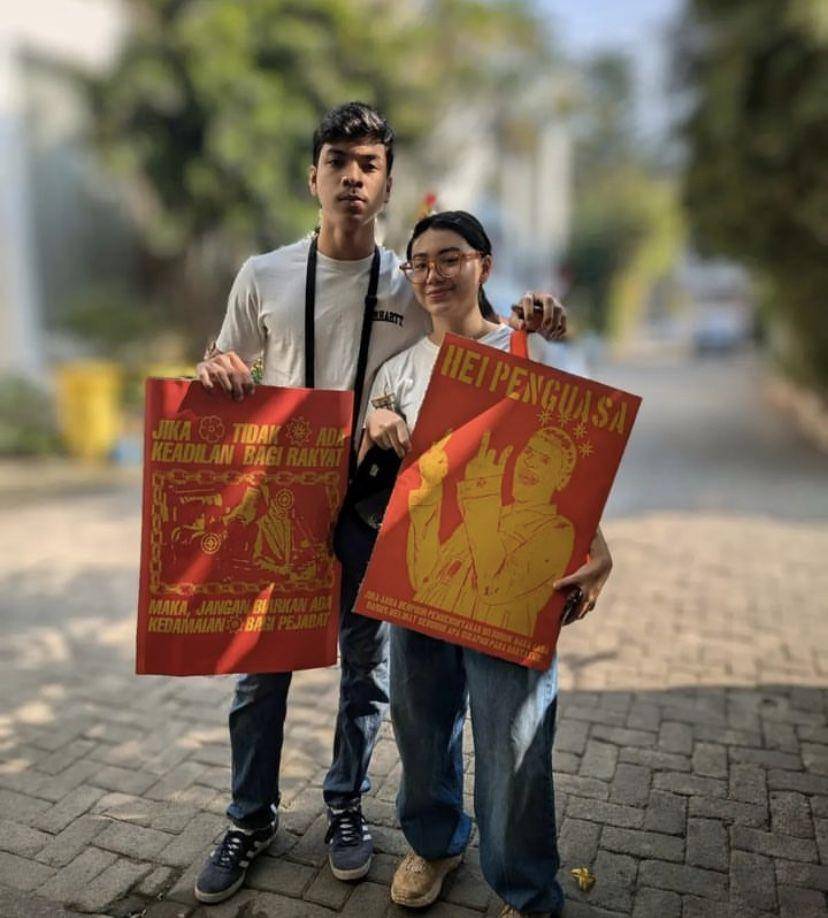 potret Wanda Hamidah ikut demo di DPR bersama kedua anaknya (Instagram.com/wanda_hamidah)