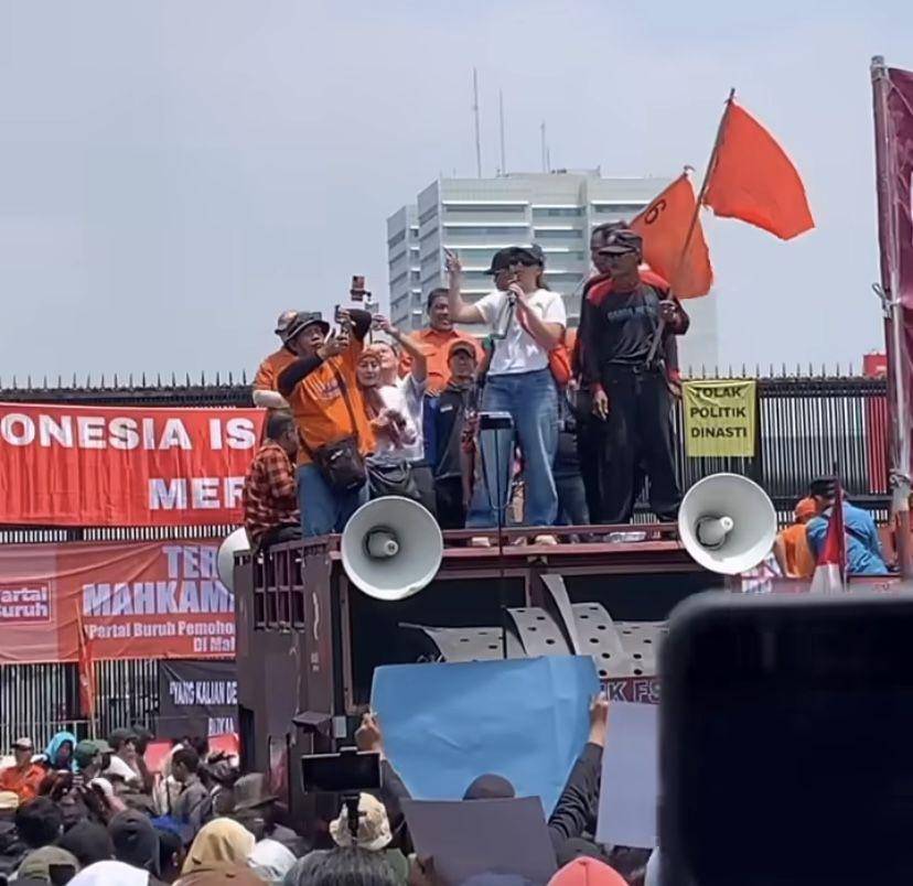 potret Wanda Hamidah ikut demo di DPR bersama kedua anaknya (Instagram.com/wanda_hamidah)
