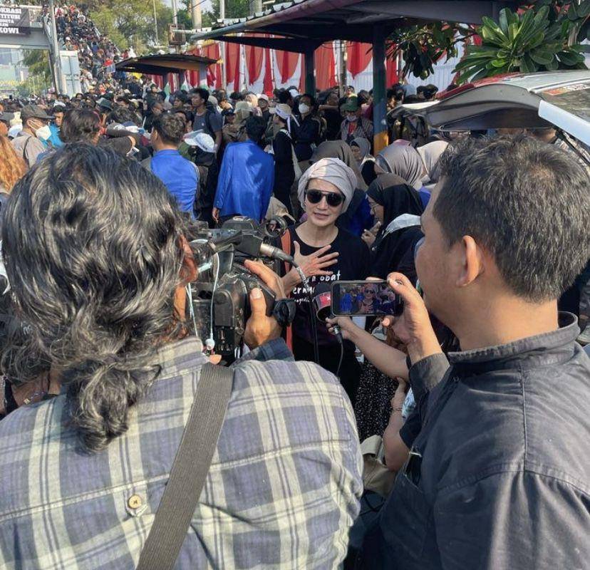 potret Wanda Hamidah ikut demo di DPR bersama kedua anaknya (Instagram.com/shalimahakim)